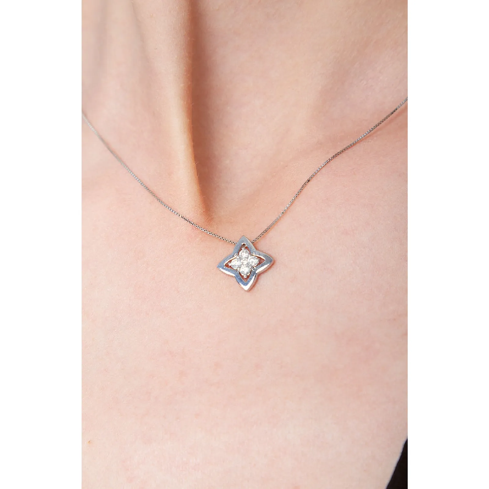 Collana con pendente in oro bianco 18k  con 4 diamanti.